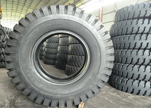 27.00-49巨型無內(nèi)胎工程機(jī)械輪胎